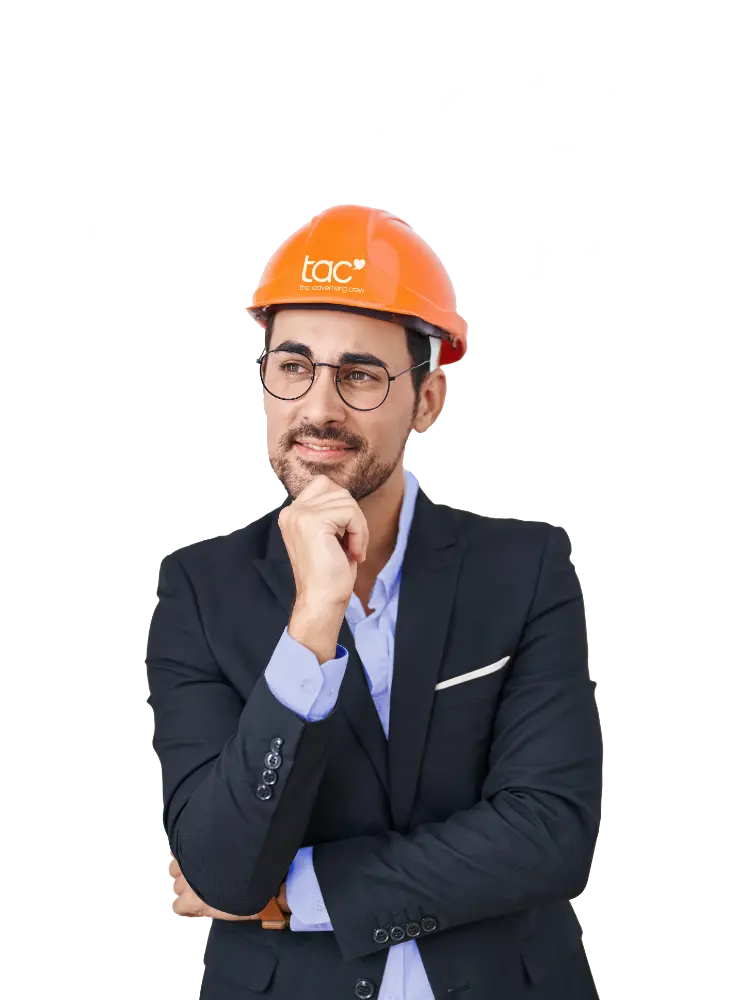 tac_workshop_header Nachdenklicher Mann im Anzug mit Brille und orangem Bauhelm mit tac-Logo; daneben gezeichnete Symbole: Gehirn, Glühbirne und Funken.