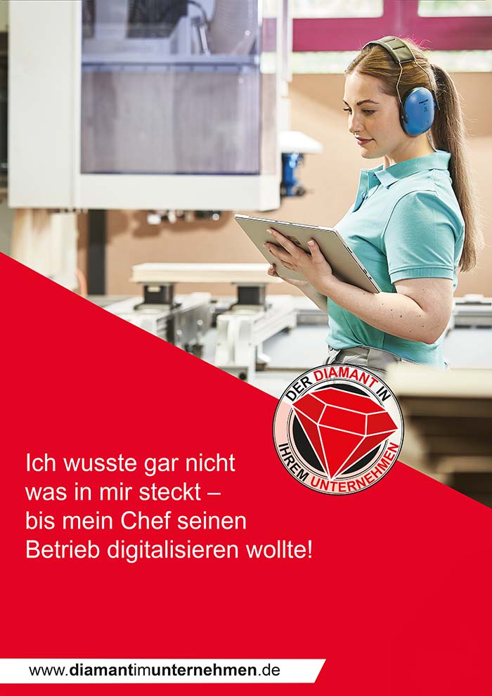 Mitarbeiterin mit Gehörschutz bedient ein Tablet in einer Produktionshalle vor einer industriellen Maschine.