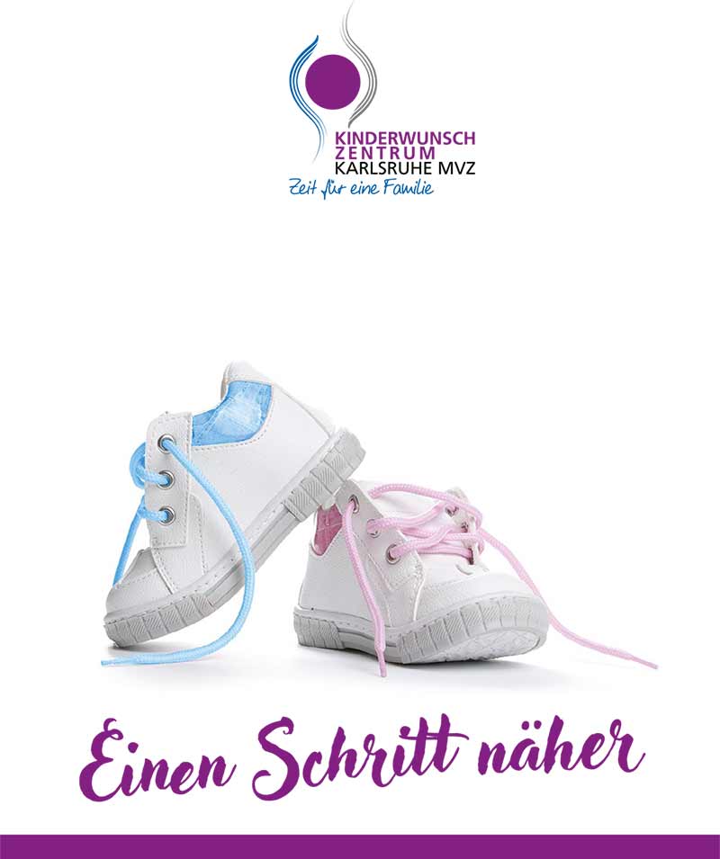 Zwei kleine weiße Babyschuhe stehen nebeneinander, einer mit blauen, einer mit rosa Schnürsenkeln. Darüber das Logo des Kinderwunschzentrums Karlsruhe MVZ und der Schriftzug ‚Einen Schritt näher.