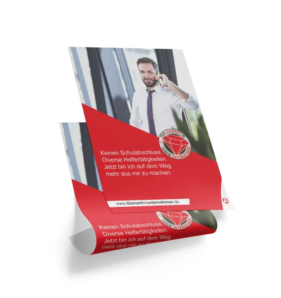 Tac_office_marketing_referenz_Diamant_plakat Gebogenes Poster mit dem Text: „Keinen Schulabschluss. Diverse Helfertätigkeiten. Jetzt bin ich auf dem Weg mehr aus mir zu machen.“ und dem Diamant-Logo.