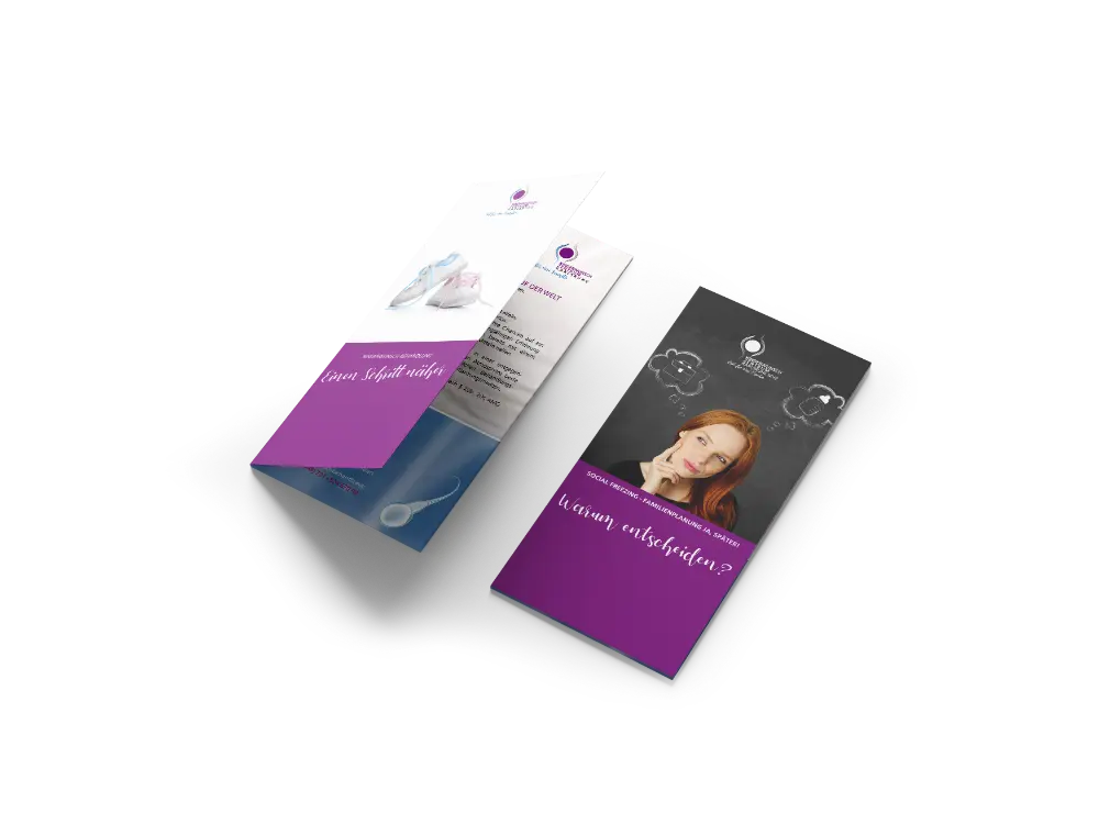 Zwei Flyer des Kinderwunschzentrums Karlsruhe: Ein Faltblatt mit Babyschuhen und der Aufschrift „Einen Schritt näher“ sowie ein Flyer zum Thema Social Freezing mit der Frage „Warum entscheiden?“.