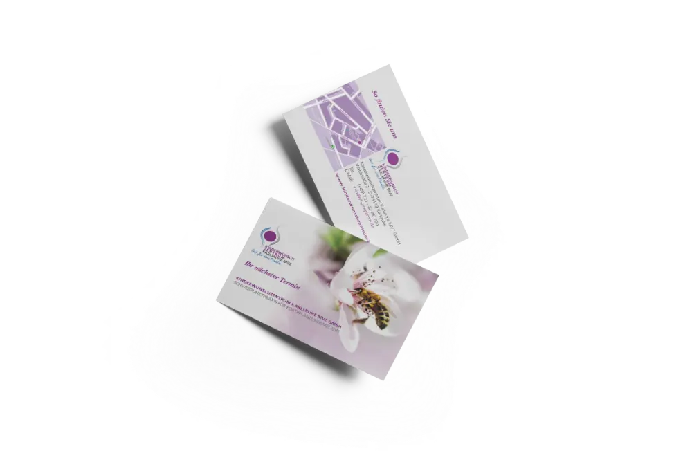 Vorder- und Rückseite einer Visitenkarte des Kinderwunschzentrums Karlsruhe mit Logo, Kontaktdaten, Anfahrtsskizze und einer Biene auf einer Blüte.