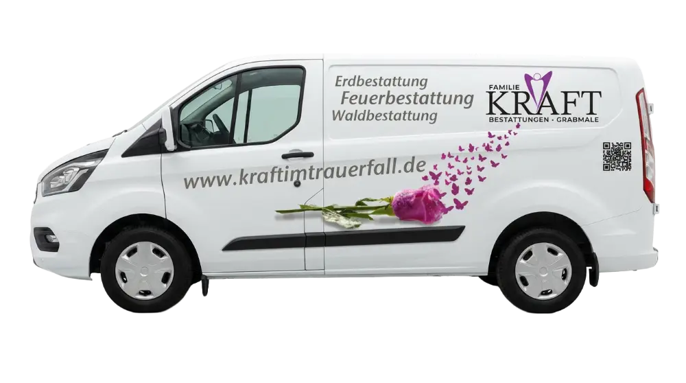 Weißer Lieferwagen mit Logo „Familie KRAFT Bestattungen • Grabmale“, Website, QR-Code und Text: Erdbestattung, Feuerbestattung, Waldbestattung.