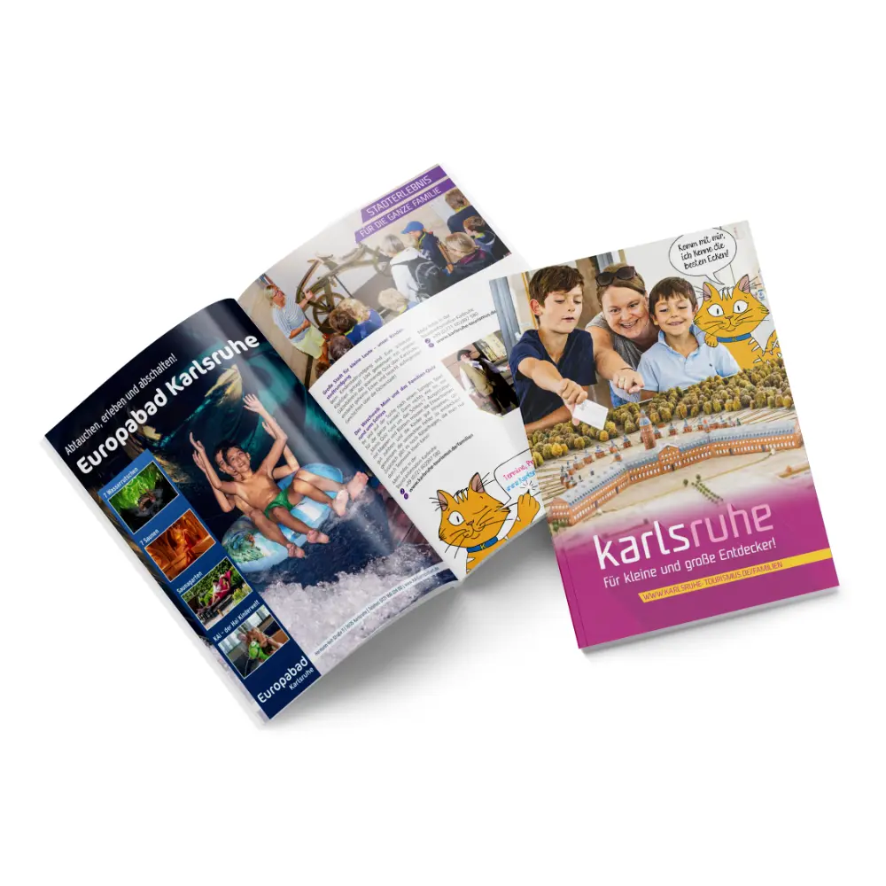 Geöffnete Broschüre und Cover für Familienurlaub in Karlsruhe. Titel: „karlsruhe – Für kleine und große Entdecker!“. Abbildungen von Europabad, Stadtmodell und Comic-Katze.