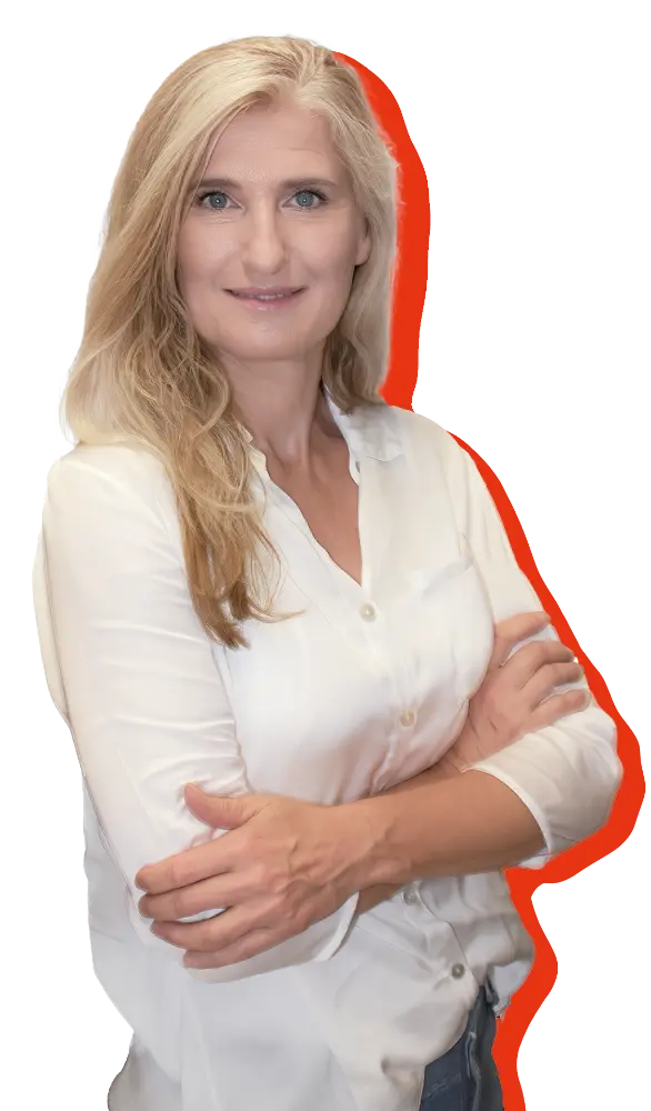 Porträt von Angela Wipper, Gründerin von tac office marketing, mit verschränkten Armen und hellem Hemd vor weißem Hintergrund mit roter Kontur.